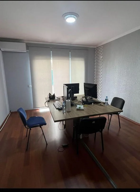Tirane, jepet me qera apartament 3+1+Ballkon Kati 1, 140 m² 750 € 