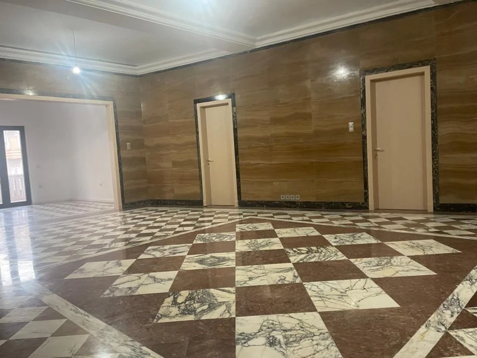 Durres, jepet me qera ambjent biznesi Kati 2, 270 m² 2.000 € (Stacioni Trenit Durres)