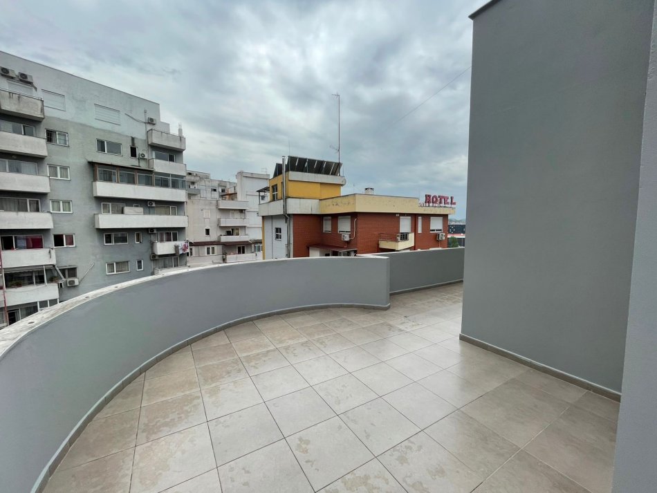 Tirane, shitet apartament 1+1 Kati 7, 77 m² 110.000 € (Pallatet e Verdha)