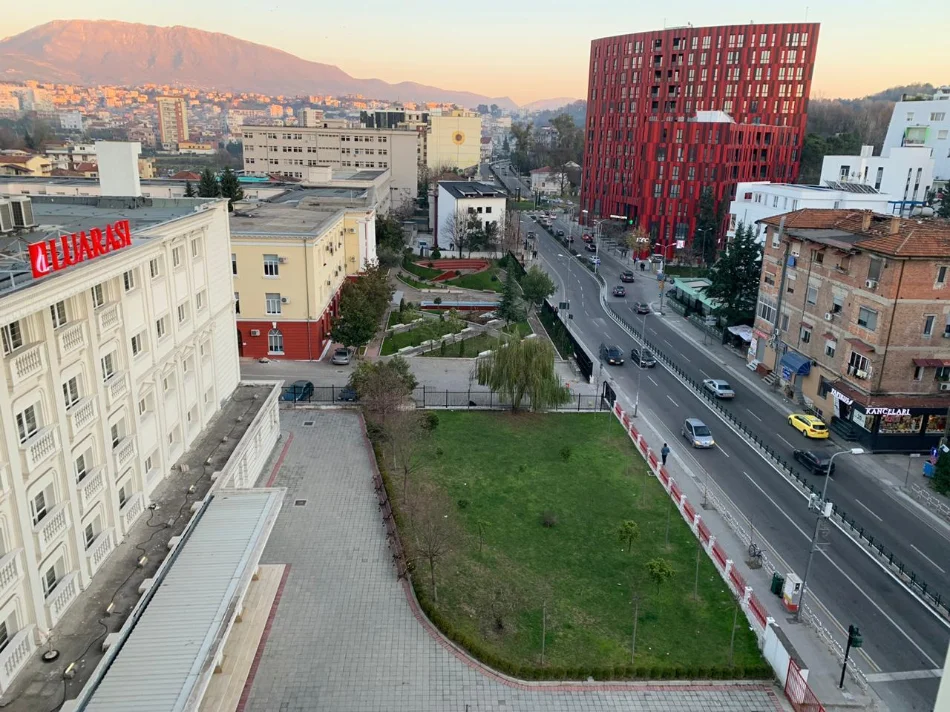Tirane, jepet me qera apartament 1+1+Ballkon Kati 6, 75 m² 700 €