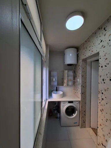 Tirane, jepet me qera apartament 2+1 , 60 m² 600 € (Rruga e Barrikadave)