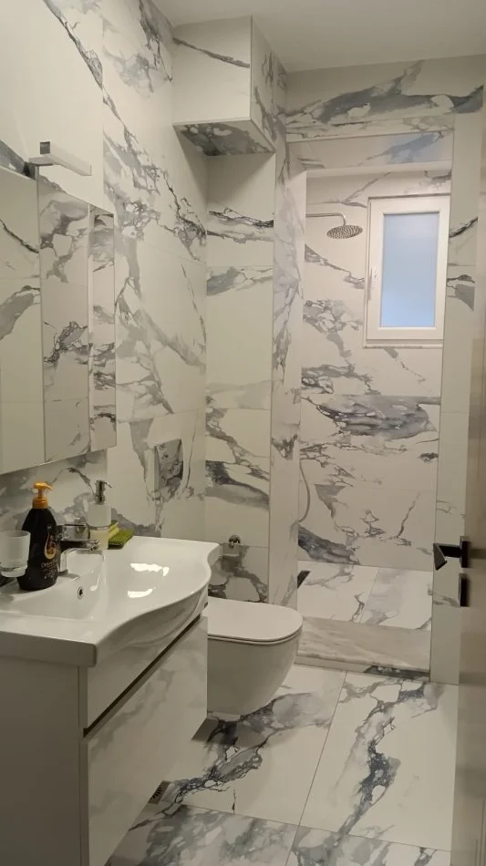 QERA ,AMBIENT BIZNESI 2+1,PRANE SHKOLLES SABAUDIN GABRANI