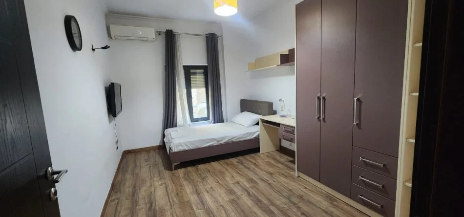 Tirane, jepet me qera Vile , (Rruga Kavajes)