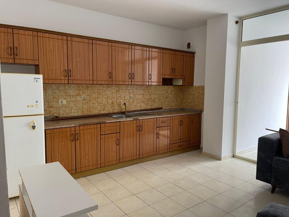 Durres, jepet me qera apartament 1+1+Ballkon Kati 7, 250 € (Pavaresia Plazh Durres)