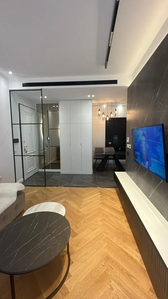 Tirane, jepet me qera apartament 1+1+Ballkon Kati 5, 70 m² 1.000 € (Kompleksi Delijorgji)