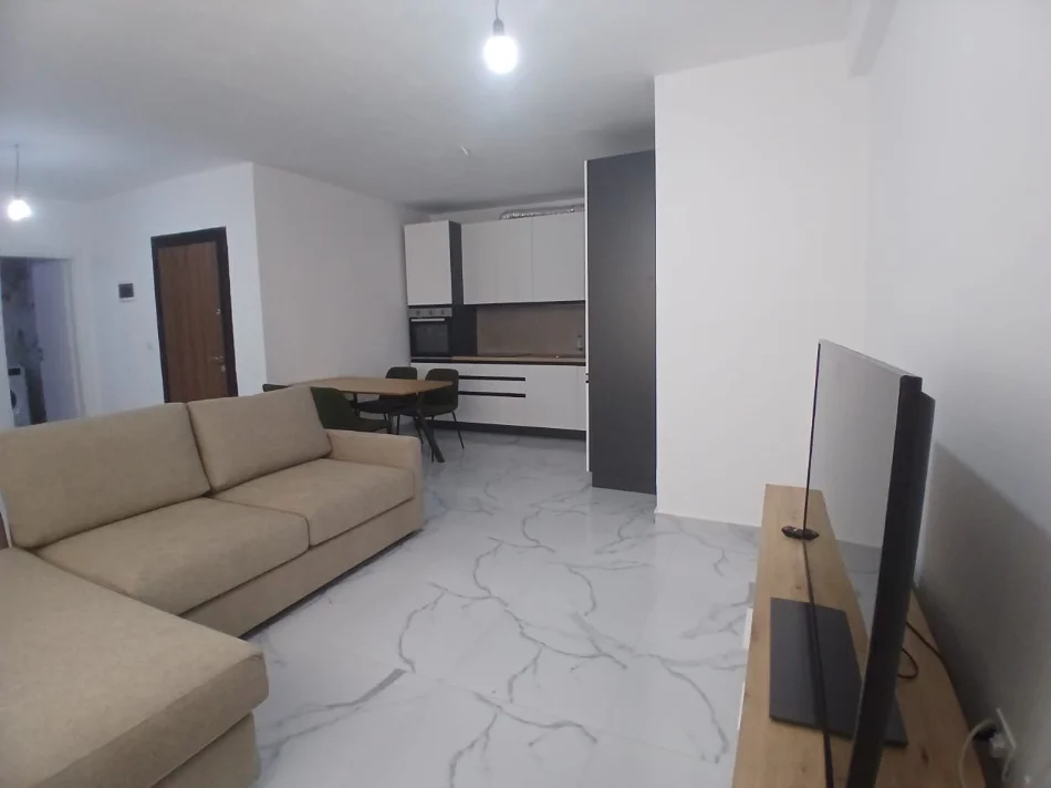 Tirane, jepet me qera apartament 1+1 Kati 4, 60 m² 400 € (Shkoze; pallatet e Tom Doshit)