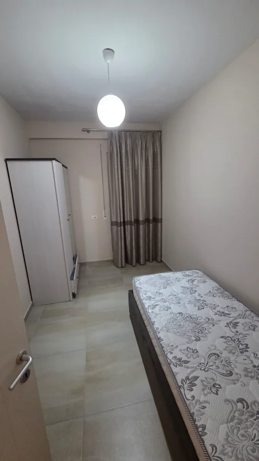 Tirane, jepet me qera apartament 3+1 Kati 3, 100 m² 650 € (Ali Demi)