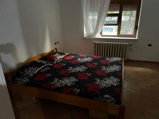 Tirane, jepet me qera apartament 2+1+A Kati 1, 90 m² 350 Euro (Brryli)