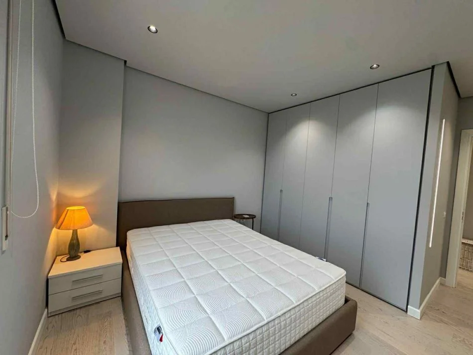 Tirane, jepet me qera apartament 2+1+Ballkon Kati 3, 100 m² 950 € (RRUGA PETI LIQENI I THATE)