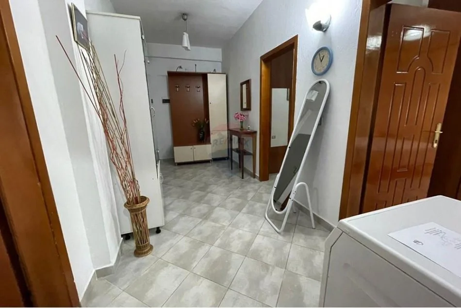 Tirane, jepet me qera apartament 2+1 Kati 1, 80 m² 500 € (21 Dhjetori)