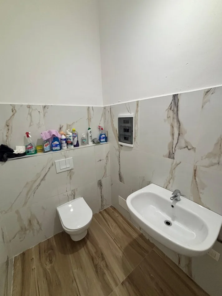 Tirane, jepet me qera ambjent biznesi Kati 1, 75 m² 1.300 € (Rruga Mine Peza)