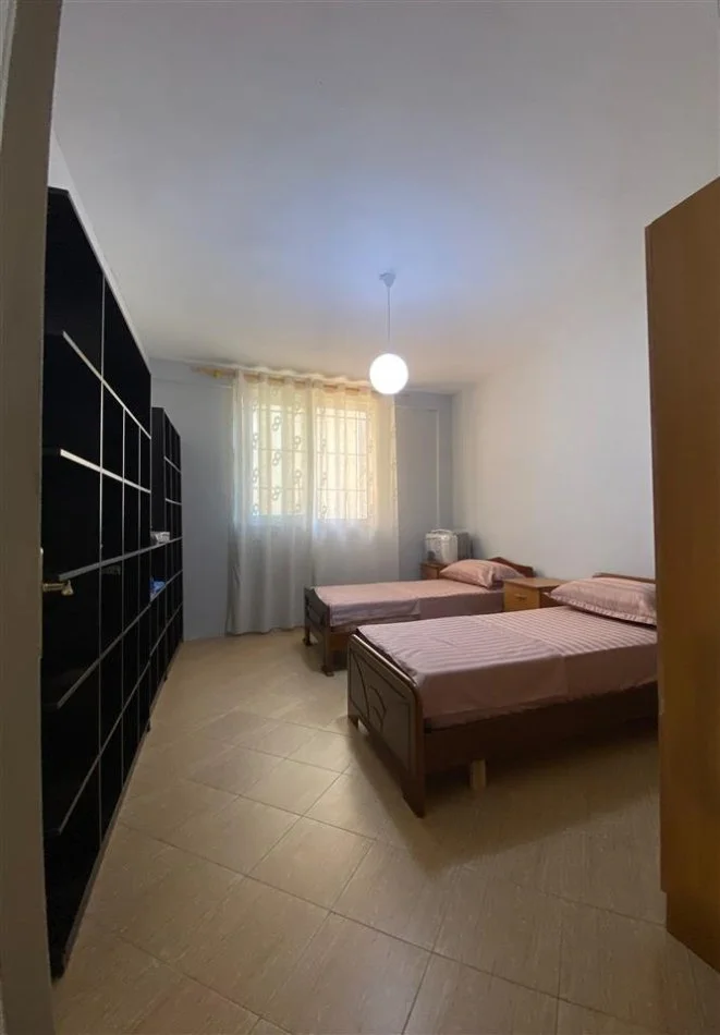 Tirane, jepet me qera shtepi 2+1+Ballkon Kati 1, 100 m² 500 € (Rruga Imer Ndregjoni)