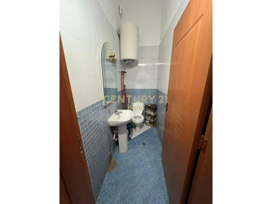 Tirane, shitet dyqan , 46 m² 110.000 € 