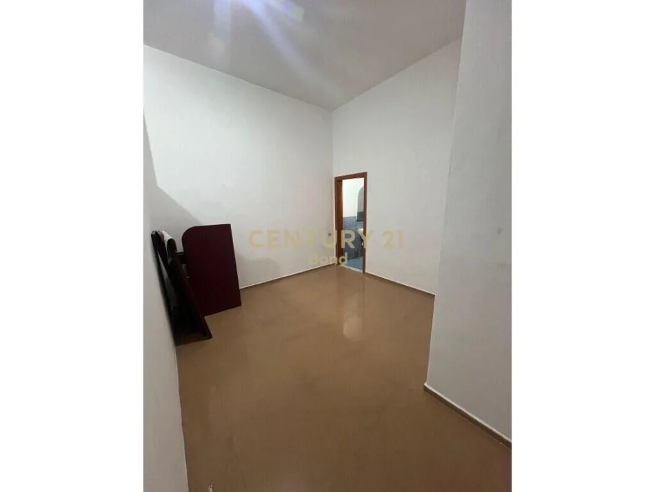 Tirane, shitet dyqan , 46 m² 110.000 € 