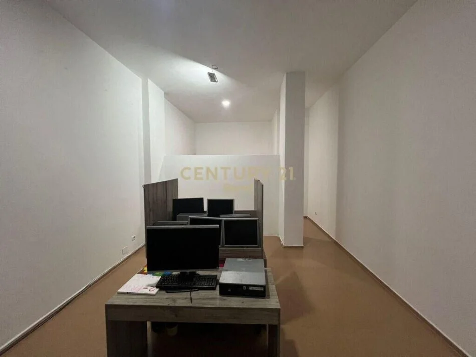 Tirane, shitet dyqan , 46 m² 110.000 € 