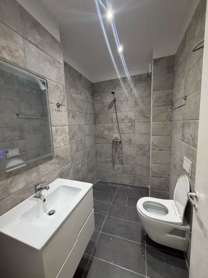 Tirane, jepet me qera apartament 2+1+Ballkon Kati 4, 105 m² 800 € (Apartament 2+1+2 Per Qera Don Bosco Trio Towers I Mobiluar dhe Pabanuar Me Pare)