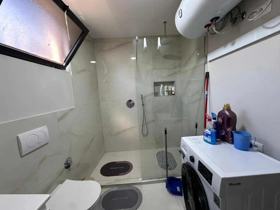 Tirane, jepet me qera apartament 1+1+Ballkon , 630 € (Shkolla e Kuqe)