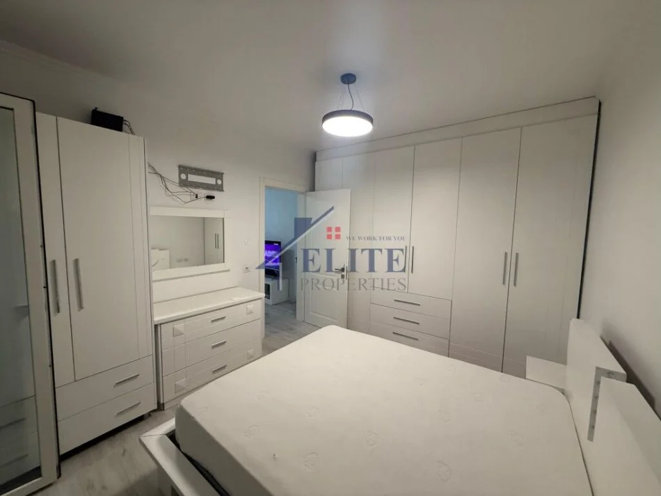 Tirane, jepet me qera apartament 1+1+Ballkon Kati 5, 62 m² 500 € (Ali Demi)