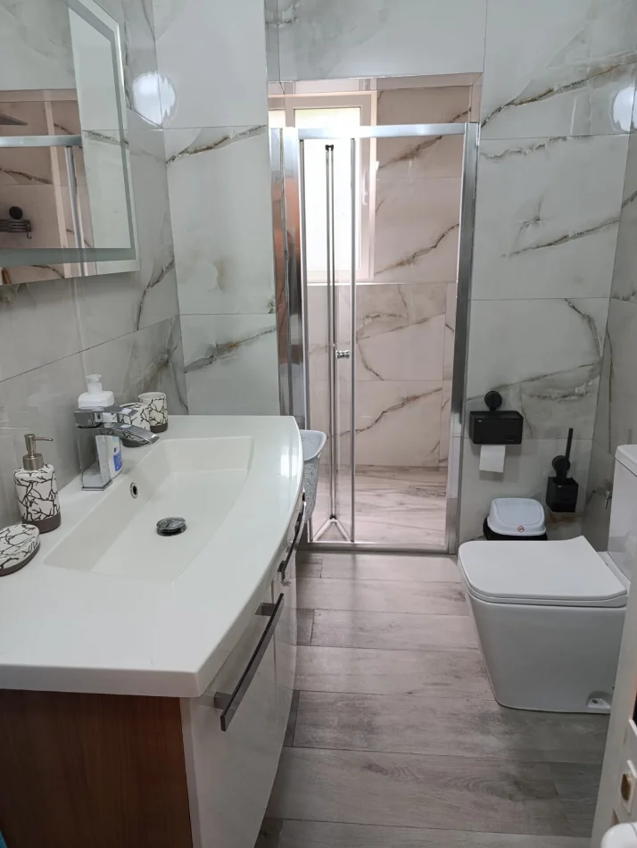Tirane, jepet me qera apartament 2+1+Ballkon , 75 m² 500 € (Kombinat)