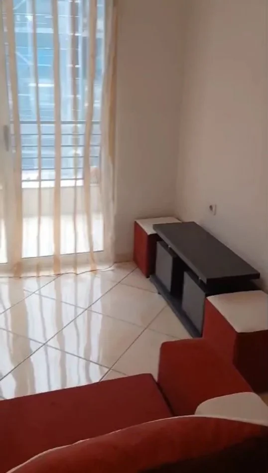 Tirane, jepet me qera apartament 1+1+Ballkon Kati 3, 70 m² 450 € (rruga Don Bosko)
