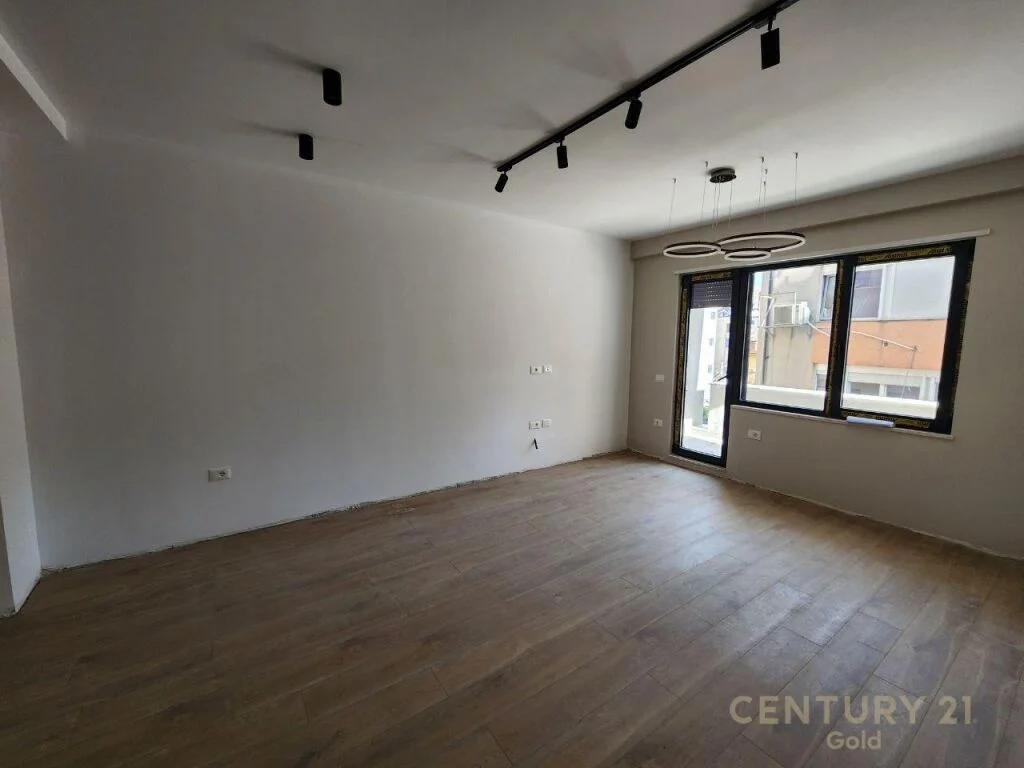 PAZARI I RI, SHITET APARTAMENT 2+1+2+VERANDE!!