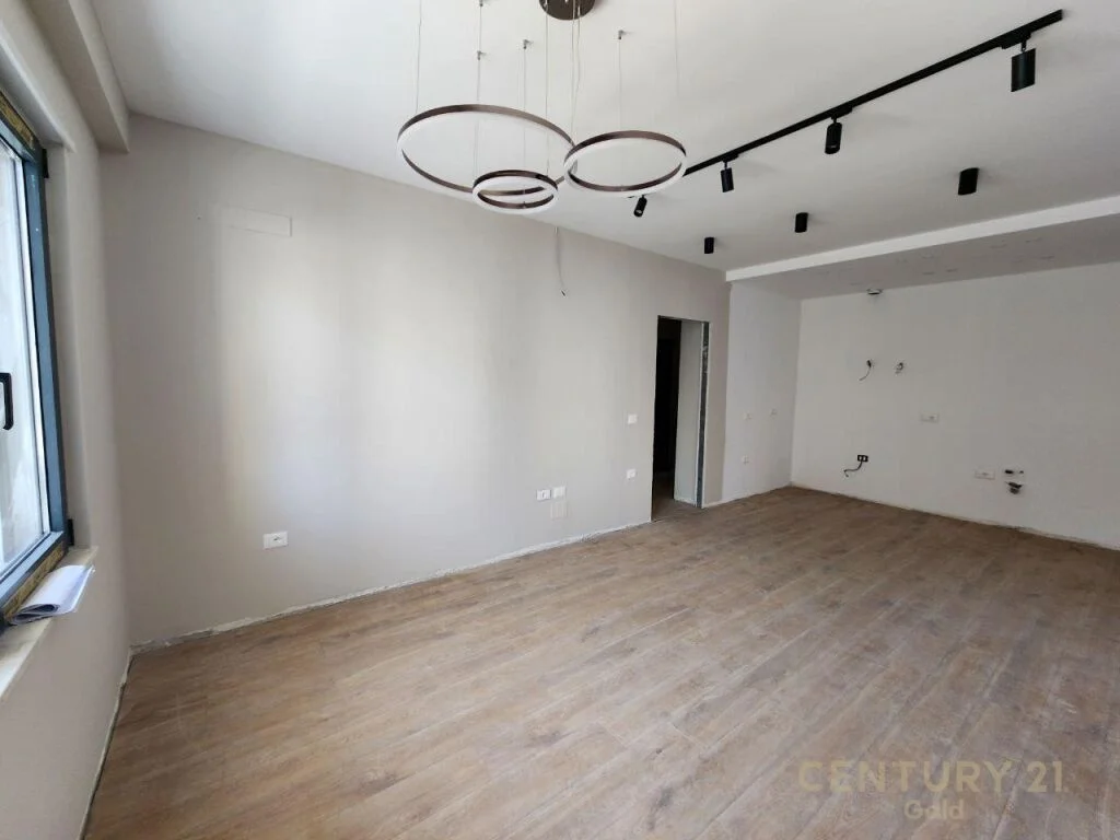 PAZARI I RI, SHITET APARTAMENT 2+1+2+VERANDE!!