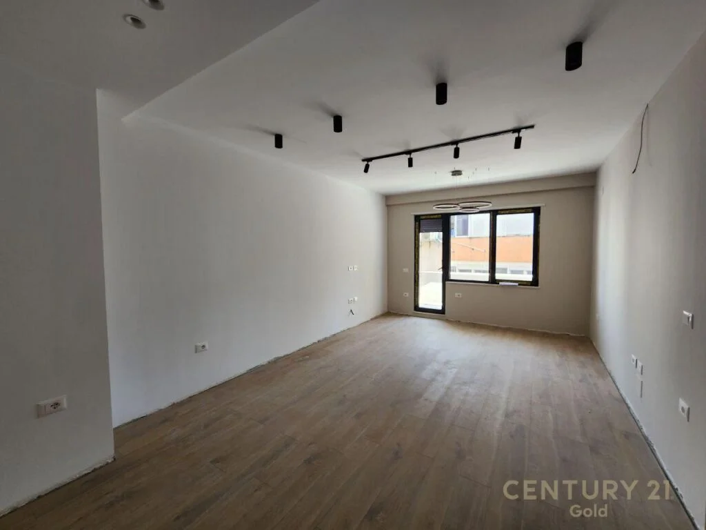 PAZARI I RI, SHITET APARTAMENT 2+1+2+VERANDE!!