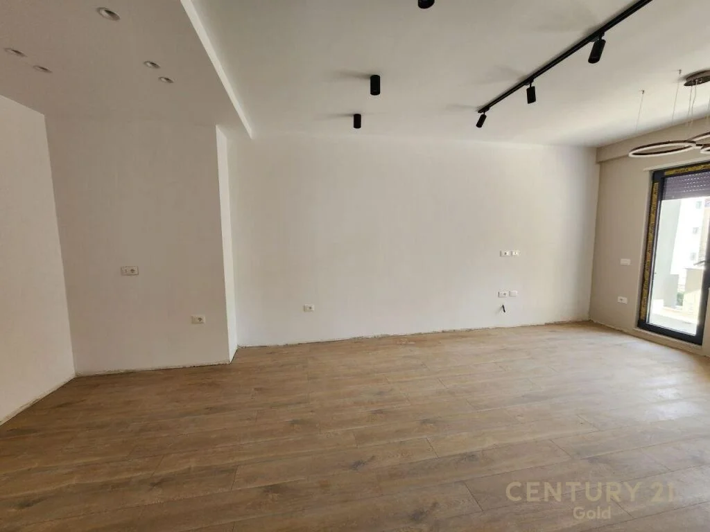 PAZARI I RI, SHITET APARTAMENT 2+1+2+VERANDE!!