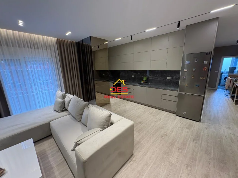 Vlore, jepet me qera apartament 2+1+Ballkon Kati 8, 90 m² 700 € (Rruga Pelivan Leskaj)