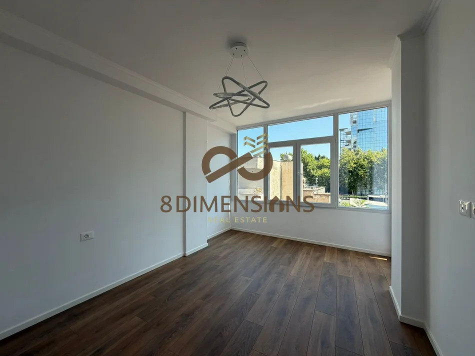 Shitet Apartament 1+1 në Rrugën Dritan Hoxha, pranë Universitetit "Zoja e Këshillit të Mirë" (D8141A-121)