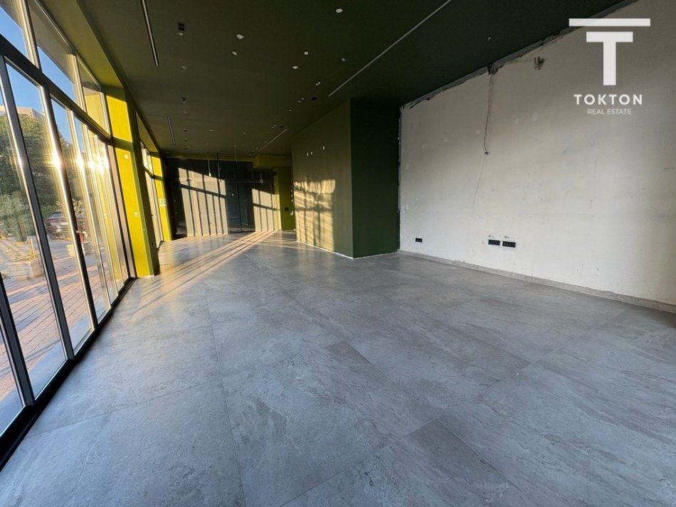 Tirane, qera, ambient biznesi Kati 0, 111 m² (Emerald Center, Rruga 5 Maji, Tiranë, TT 2044)