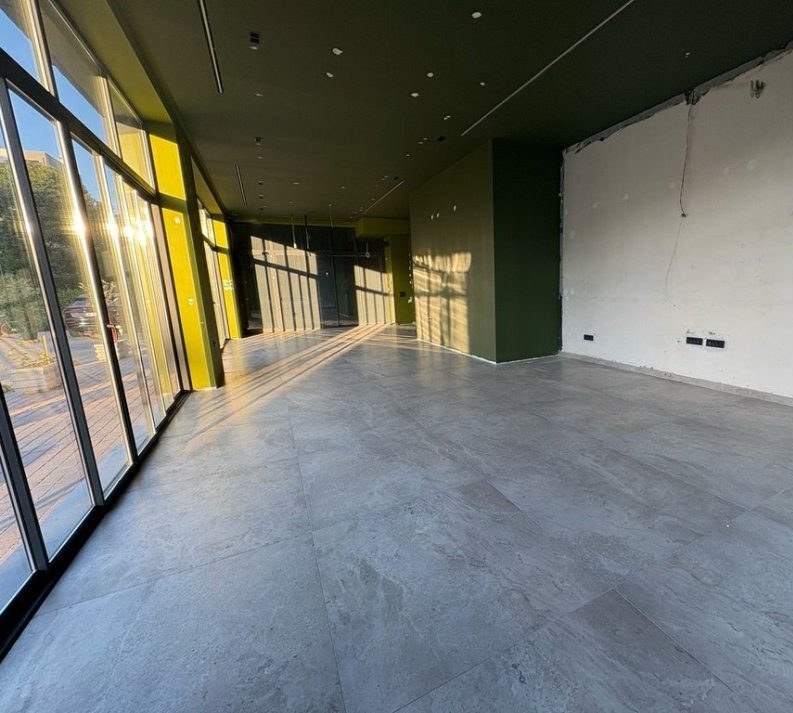 Tirane, qera, ambient biznesi Kati 0, 111 m² (Emerald Center, Rruga 5 Maji, Tiranë, TT 2044)