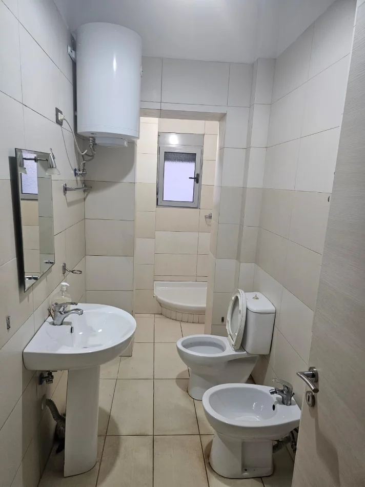 Tirane, jepet me qera apartament 1+1 Kati 4, 55 m² 500 € (Sheshi Wilson)