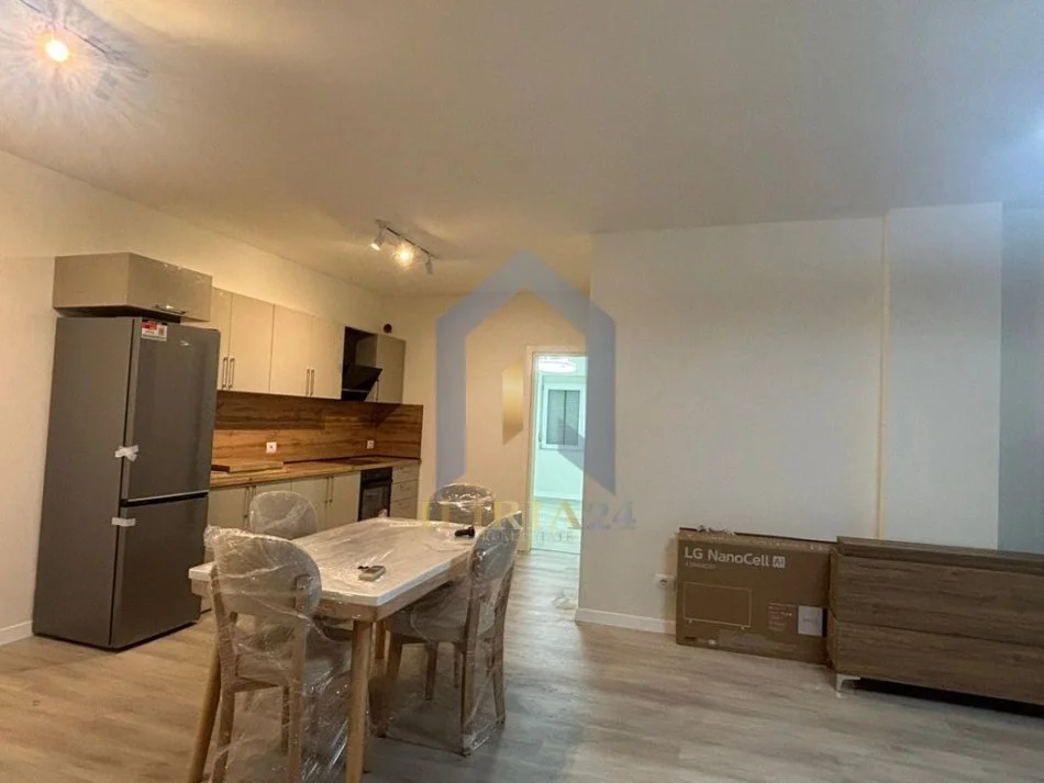 Tirane, jepet me qera apartament 2+1+Ballkon Kati 2, 120 m² 650 € (Laprake)