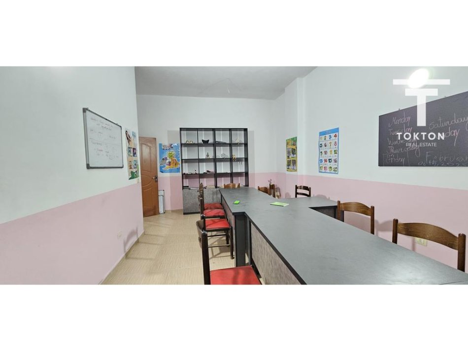 Tirane, jepet me qera ambjent biznesi Kati 0, 32 m² 300 € (Fresku, Tiranë, TT 2045)