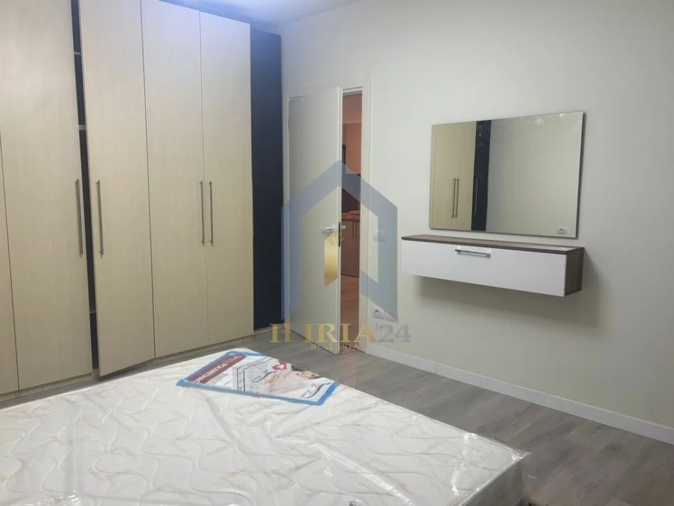 Tirane, jepet me qera apartament 2+1+Ballkon Kati 2, 120 m² 650 € (Laprake)