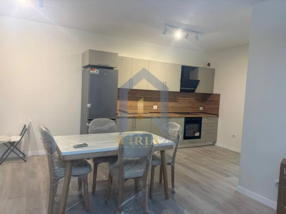 Tirane, jepet me qera apartament 2+1+Ballkon Kati 2, 120 m² 650 € (Laprake)