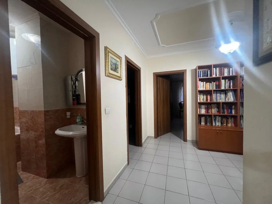 Tirane, shes apartament 3+1+Aneks+Ballkon Kati 4, 144 m² 288.000 € (Komuna Parisit , Lulishtja)