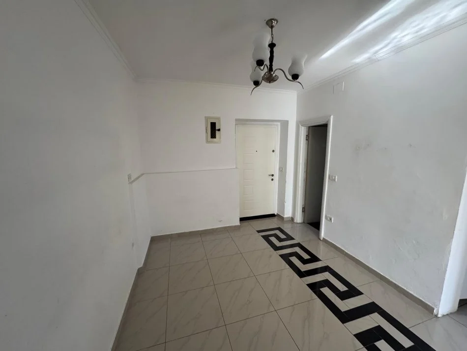 Tirane, jepet me qera zyre , 100 m² 800 € (Mine Peza)