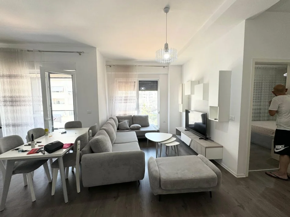 Tirane, jepet me qera apartament 2+1+Ballkon Kati 4, 97 m² 700 € (Rruga ndre mjeda)