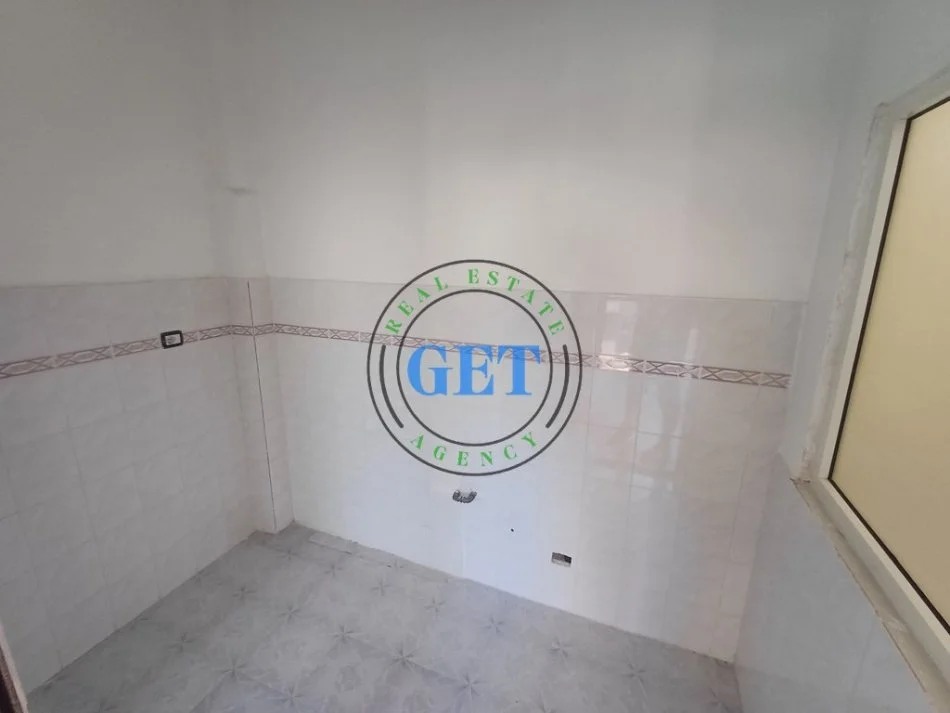 Durres, jepet me qera zyre Kati 2, 100 m² 1.000 € (Bulevardi Kryesor)
