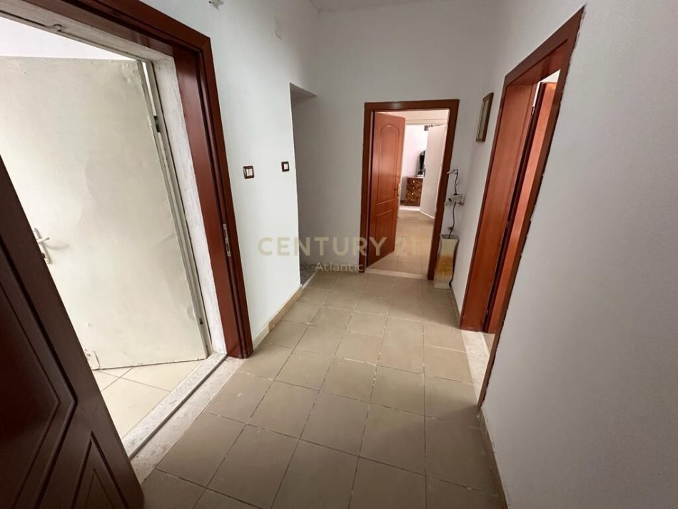 SHITET APARTAMENT 2+1 PRANE SPITALIT DURRES!