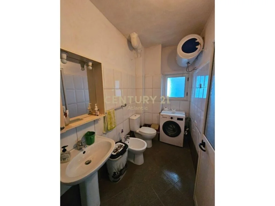 SHITET APARTAMENT 2+1 PRANE SPITALIT DURRES!