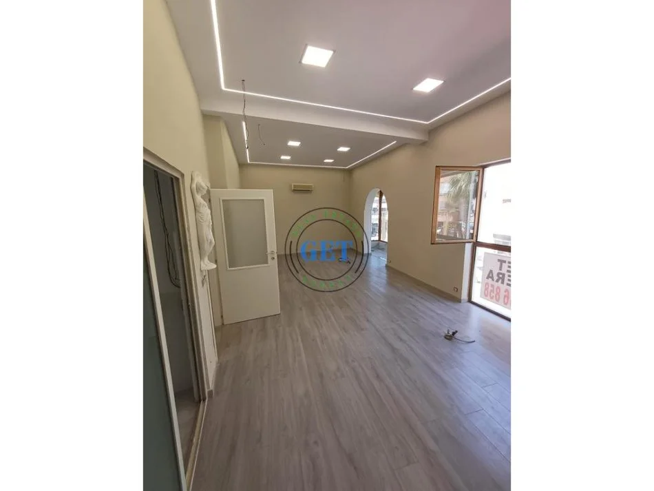 Durres, jepet me qera zyre Kati 2, 100 m² 1.000 € (Bulevardi Kryesor)