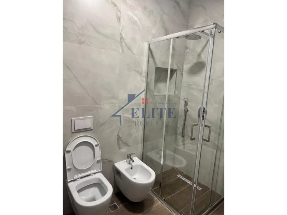 Tirane, jepet me qera apartament 1+1+Ballkon Kati 7, 65 m² 600 € (Don Bosko)