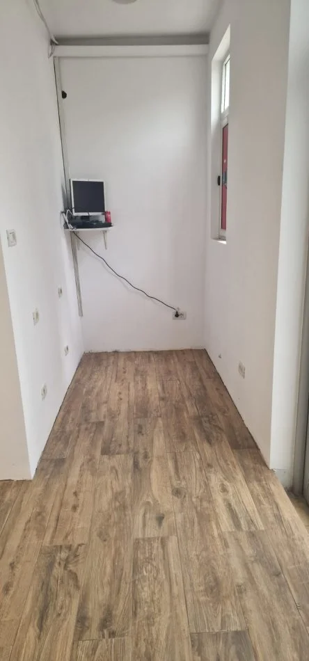 Tirane, shes dyqan Kati 0, 55 m² 275.000 € (Rruga Asim Vokshi)