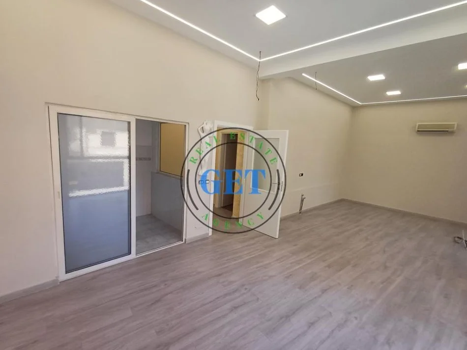 Durres, jepet me qera zyre Kati 2, 100 m² 1.000 € (Bulevardi Kryesor)