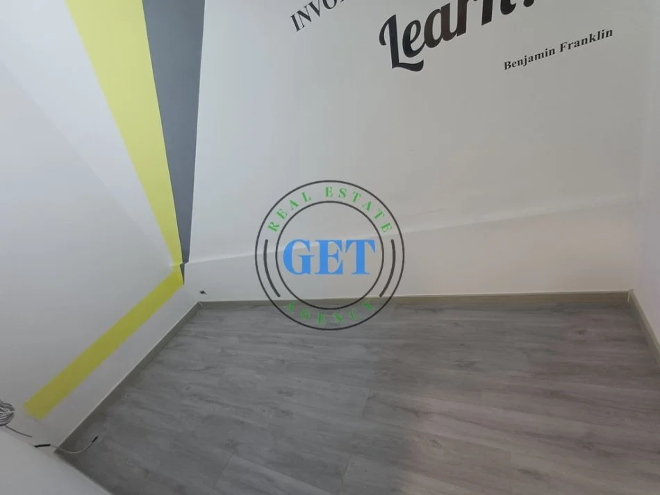 Durres, jepet me qera zyre Kati 2, 100 m² 1.000 € (Bulevardi Kryesor)
