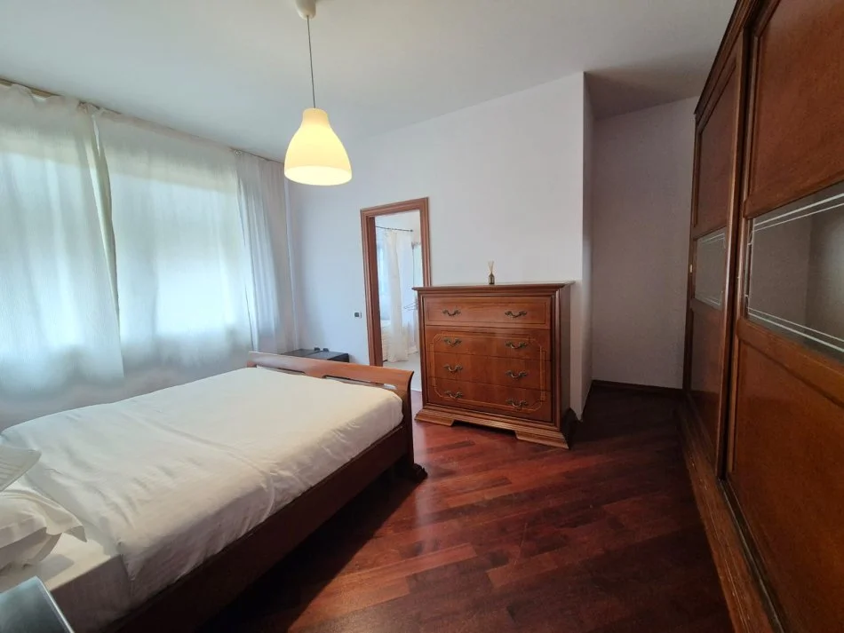 Tirane, jepet me qera apartament 2+1+Ballkon Kati 7, 130 m² 1.300 € (SHESHI WILLSON)