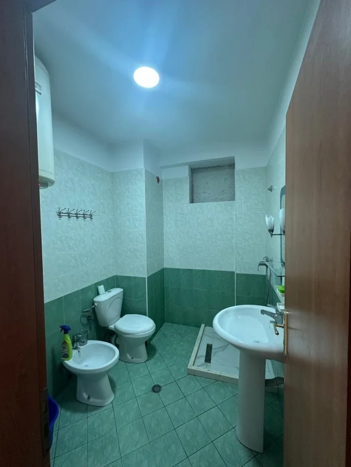 Tirane, jepet me qera apartament 2+1 Kati 5, 450 € (Bulevardi Migjeni)